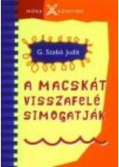 A MACSKÁT VISSZAFELÉ SIMOGATJÁT