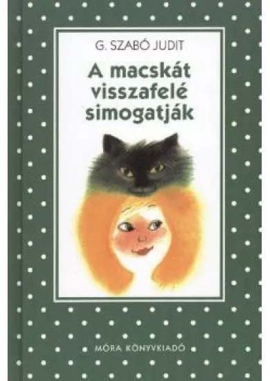 A MACSKÁT VISSZAFELÉ SIMOGATJÁK