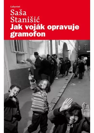 Jak voják opravuje gramofon