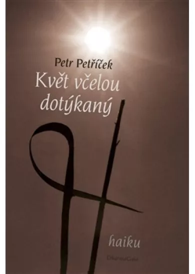 Květ včelou dotýkaný